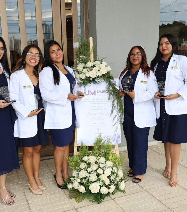 Primera Ceremonia de Imposición de Batas y Pines en la Carrera de Psicología de UMECIT