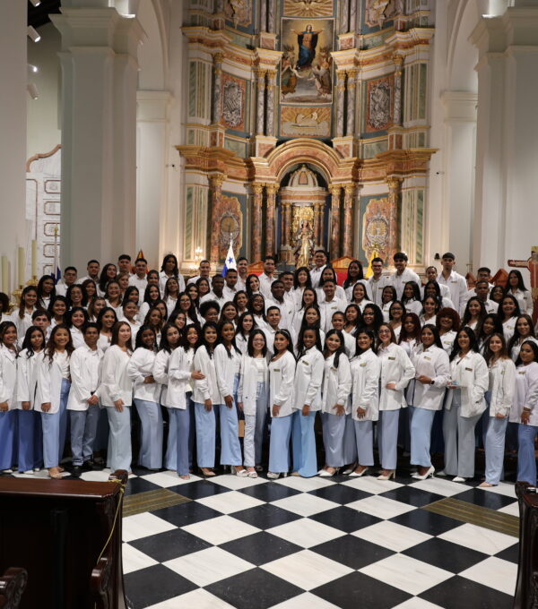 Ceremonia de Imposición de Batas y Goniómetros de la Licenciatura en Fisioterapia de UMECIT