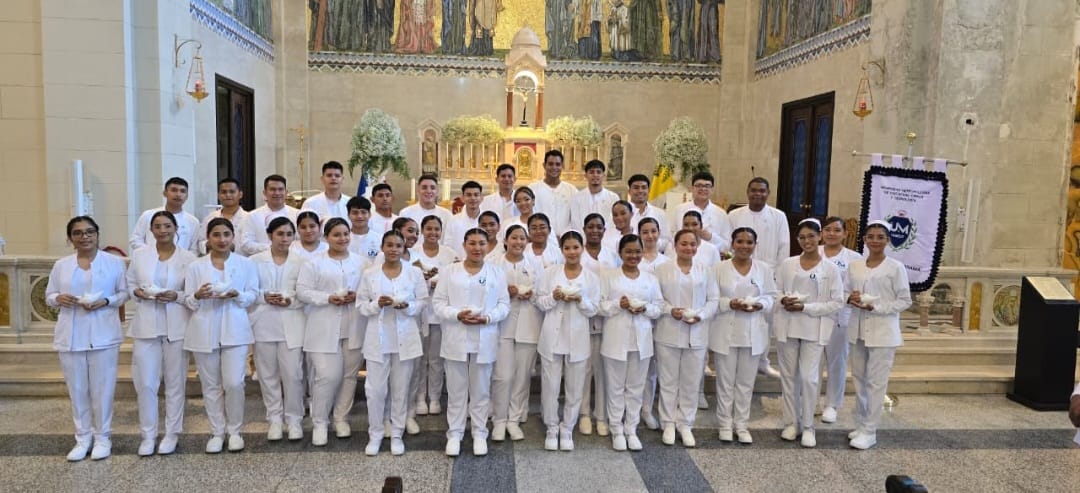 Primera Ceremonia de Imposición de Cofias y Pines de la Licenciatura en Enfermería – UMECIT