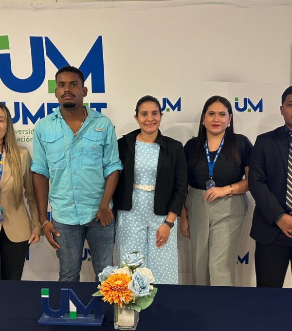 UMECIT divulga resultados de investigación sobre riesgos ergonómicos en entornos de oficina en la Sede Santiago