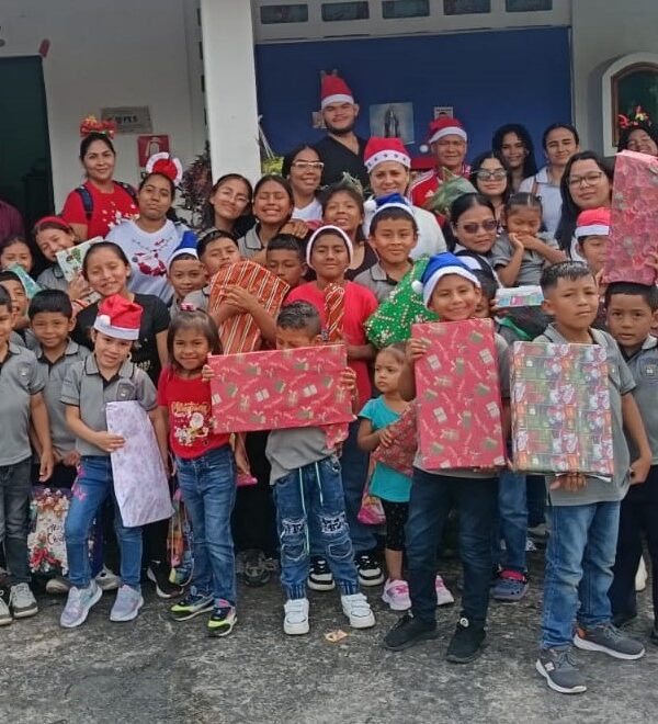 Campaña Navideña del Proyecto “Manos que Transforman” lleva alegría a niños del C.E.B.G. Los Llanitos de San Carlos