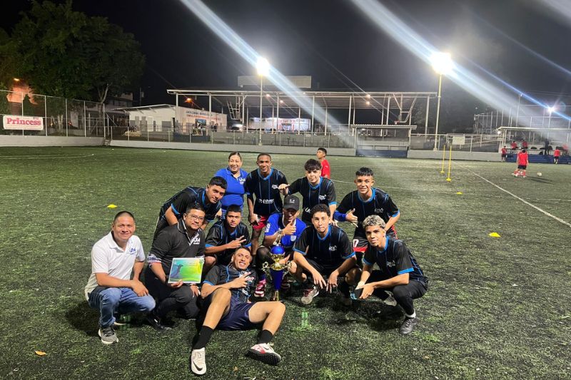 Fútbol </br><span style="font-size:18px";>¡Ven y únete a nuestros entrenamientos!</span>