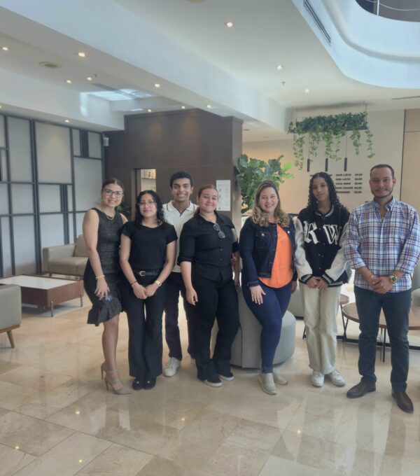 De la teoría a la práctica: Estudiantes de Turismo Bilingüe se adentran en la gestión hotelera del Hotel Victoria & Suites Panamá