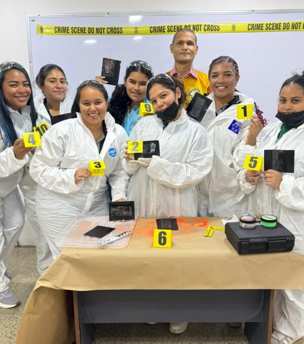 Taller de Revelado de Huellas Latentes fortalece competencias técnicas en estudiantes de Criminalística