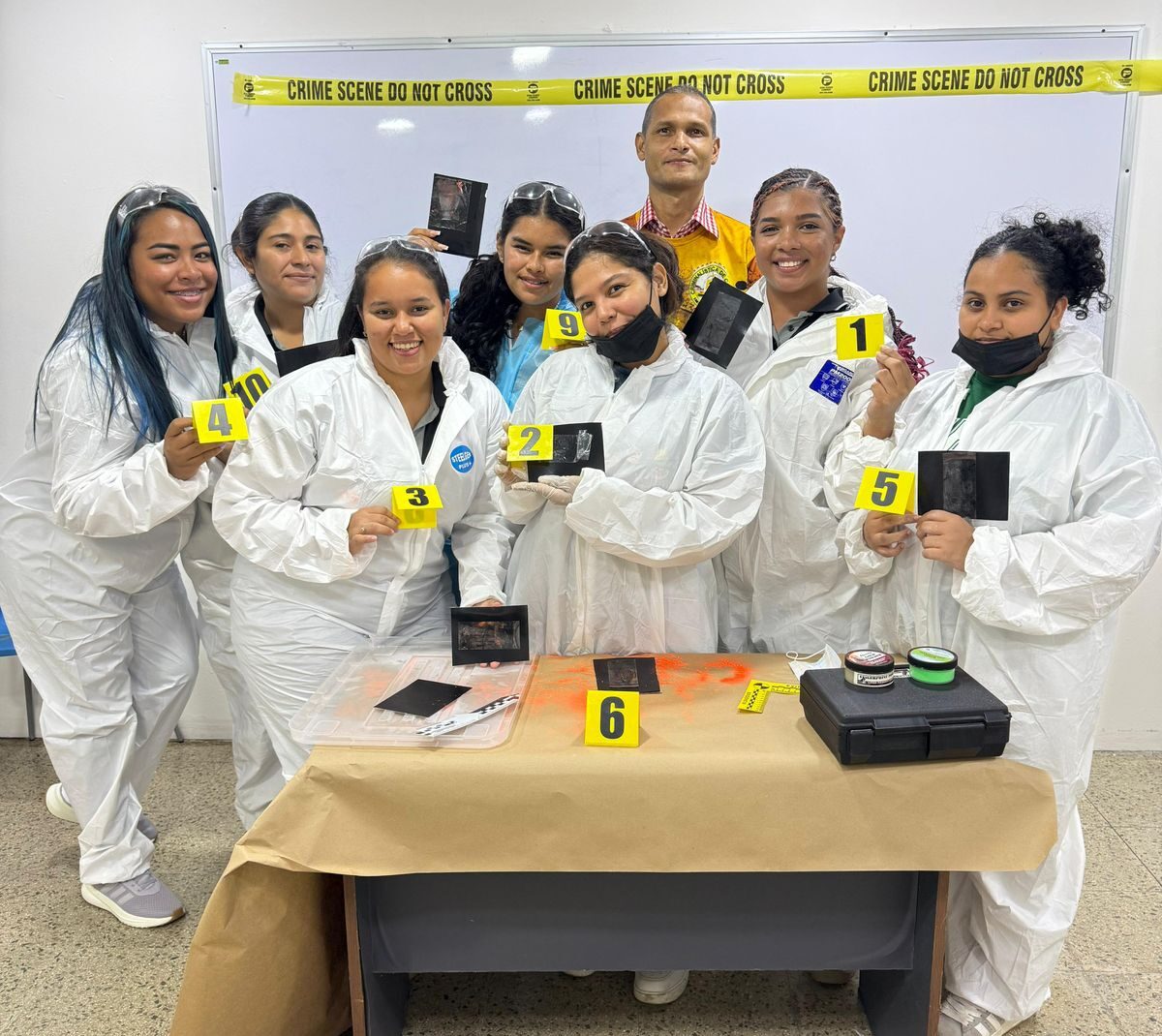 Taller de Revelado de Huellas Latentes fortalece competencias técnicas en estudiantes de Criminalística