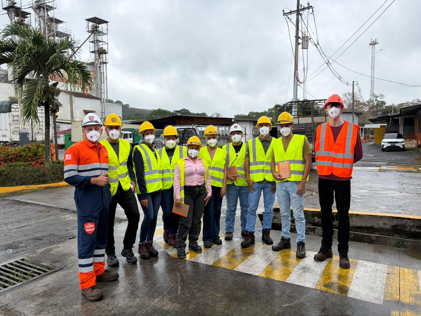 Estudiantes de Gestión Ambiental realizan visita técnica a la planta de producción de Italcol en Capira