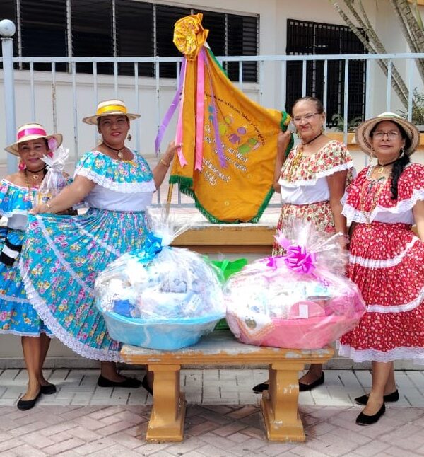 Grupo del programa Edad Dorada de UMECIT entrega canastillas a madres en el Hospital Nicolás A. Solano