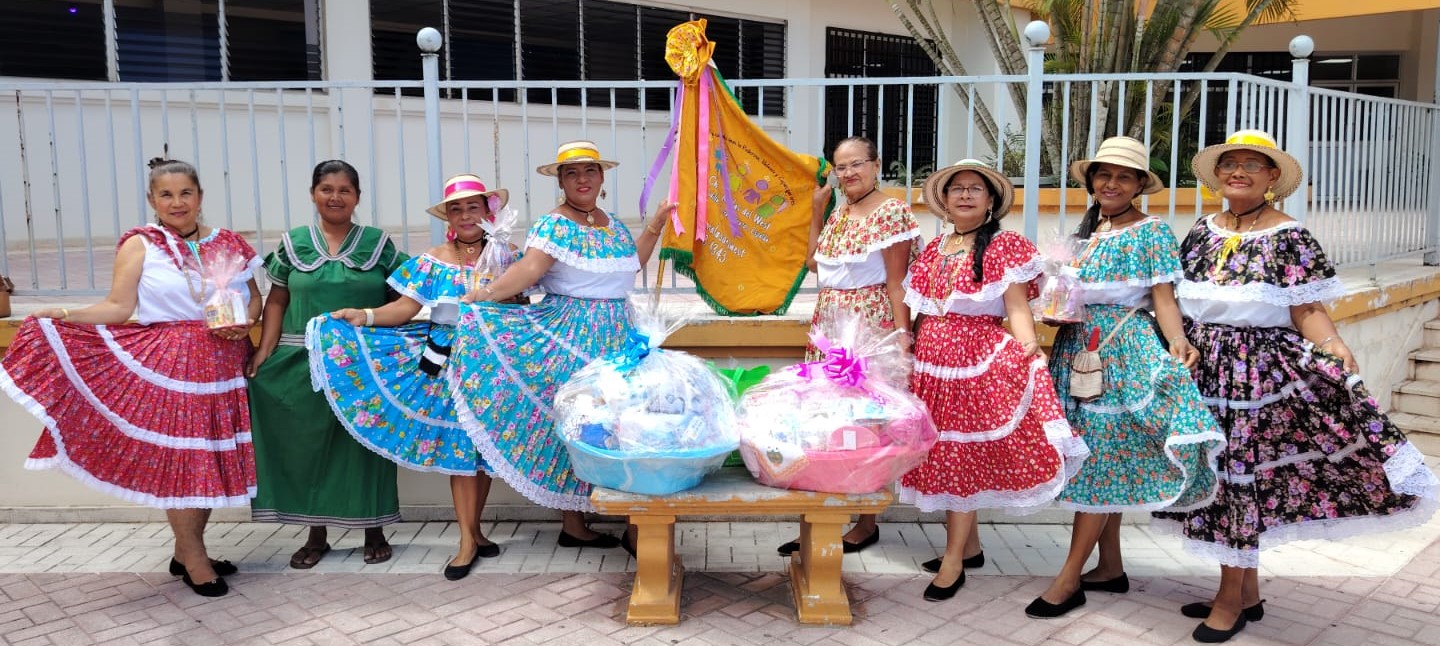 Grupo del programa Edad Dorada de UMECIT entrega canastillas a madres en el Hospital Nicolás A. Solano