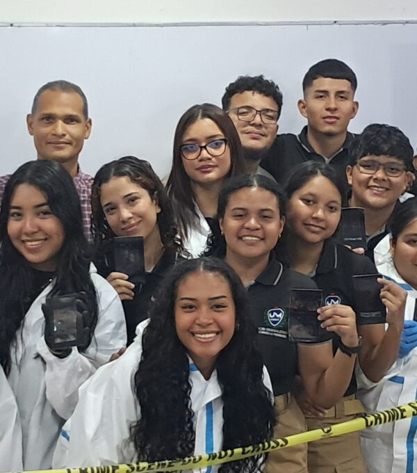 Estudiantes de Criminalística fortalecen sus competencias en taller de revelado de huellas latentes