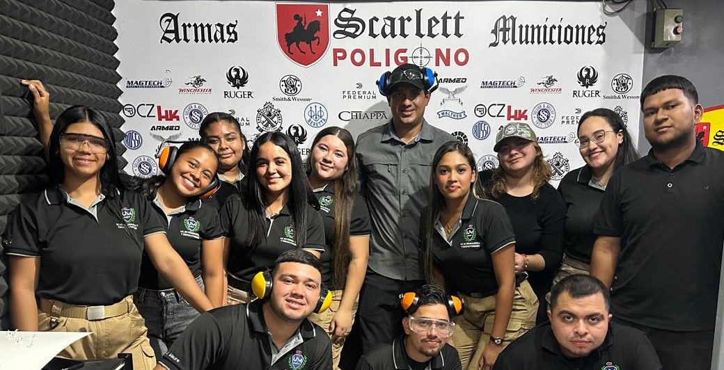 Taller práctico de Balística fortalece la formación de estudiantes de Criminalística en UMECIT