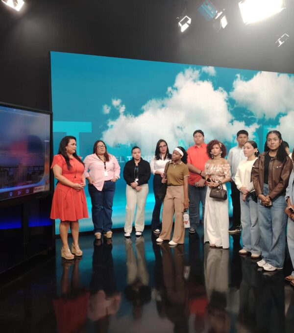 Estudiantes de Comunicación Social, Periodismo y Medios Digitales realizan visita académica a MEDCOM