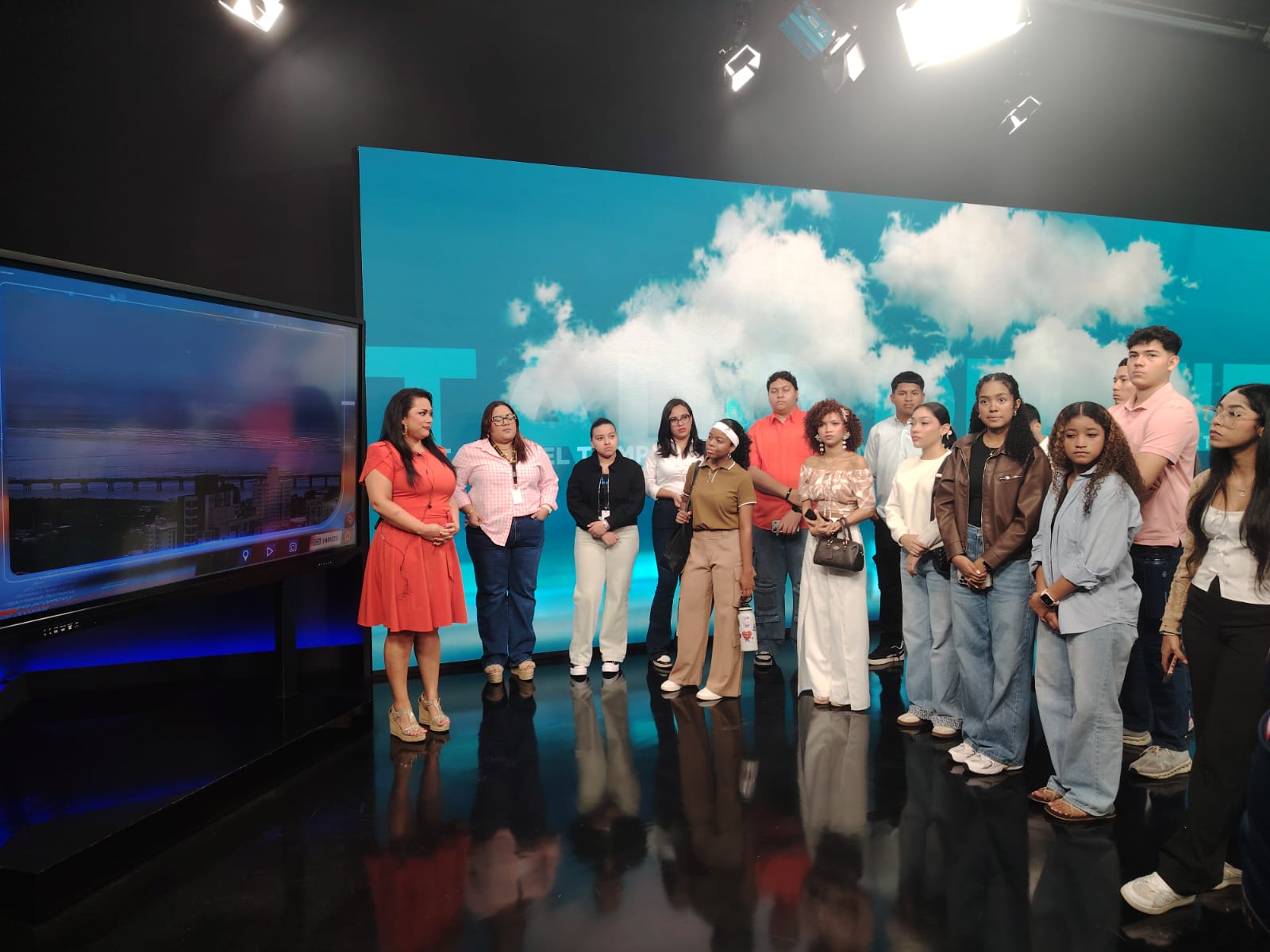 Estudiantes de Comunicación Social, Periodismo y Medios Digitales realizan visita académica a MEDCOM