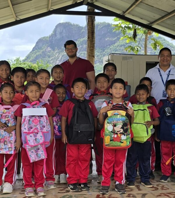 Compromiso social con entrega de útiles escolares en Capira