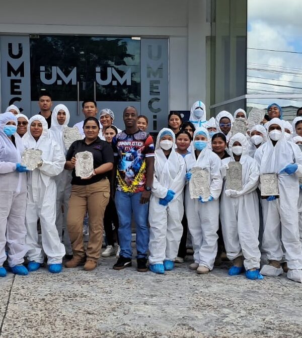 Taller práctico de levantamiento de huellas de pisada fortalece la formación en Criminalística en UMECIT