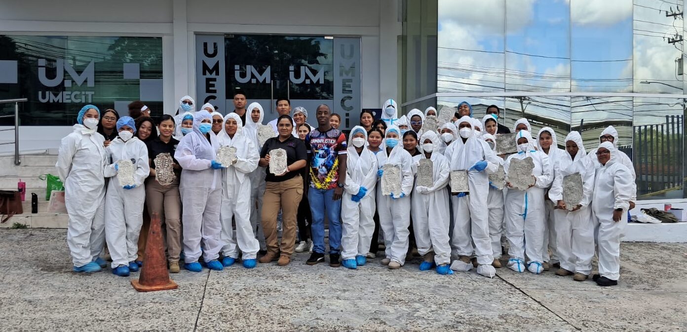 Taller práctico de levantamiento de huellas de pisada fortalece la formación en Criminalística en UMECIT