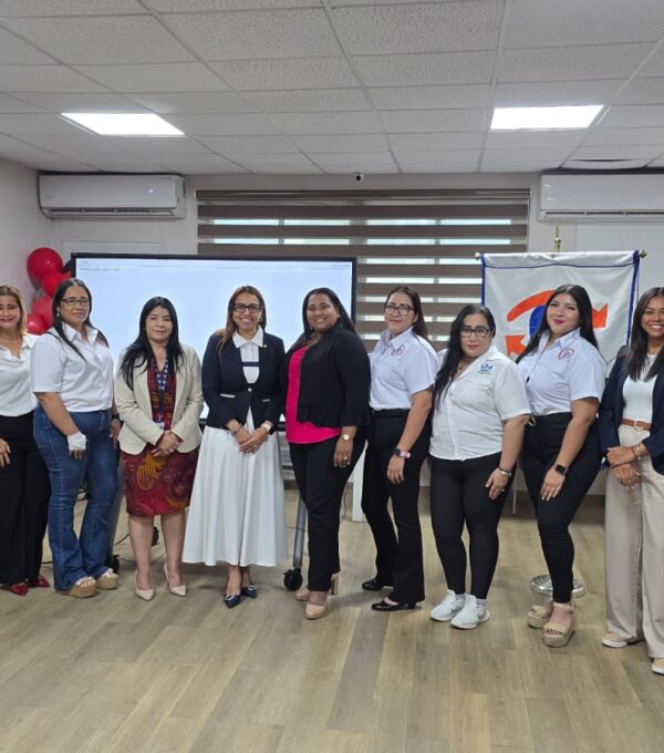 Estudiantes de Derecho de UMECIT Chitré fortalecen su formación con gira académica a instituciones del Estado