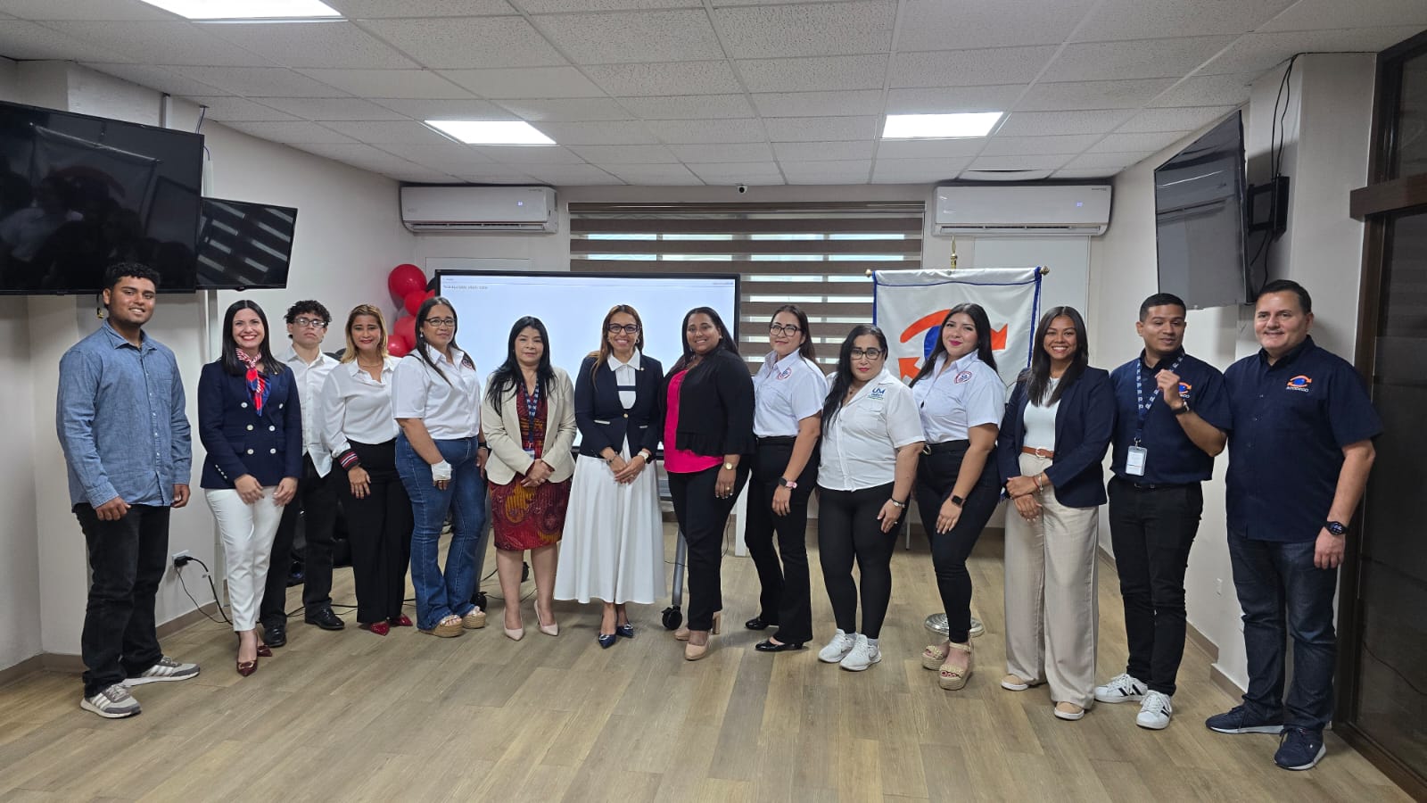 Estudiantes de Derecho de UMECIT Chitré fortalecen su formación con gira académica a instituciones del Estado