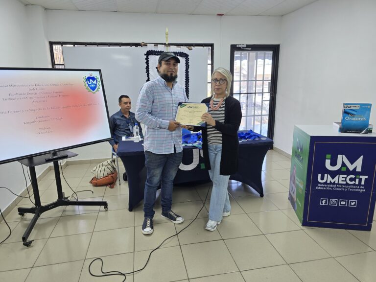 FOTO- CESAR TOBAR- ORADOR DE FONDO- XXIV JORNADA