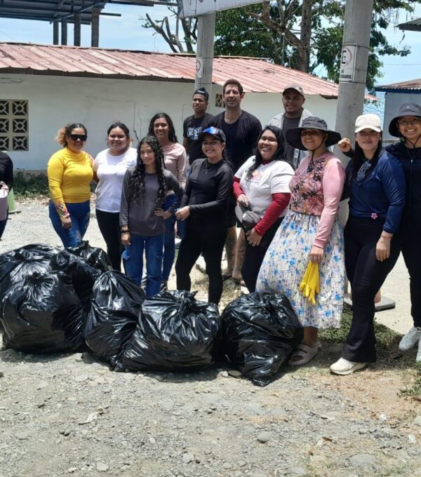 Jornada de limpieza de playas en Barú como acción de voluntariado