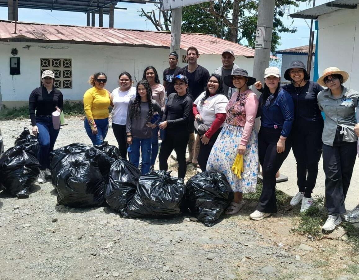 Jornada de limpieza de playas en Barú como acción de voluntariado