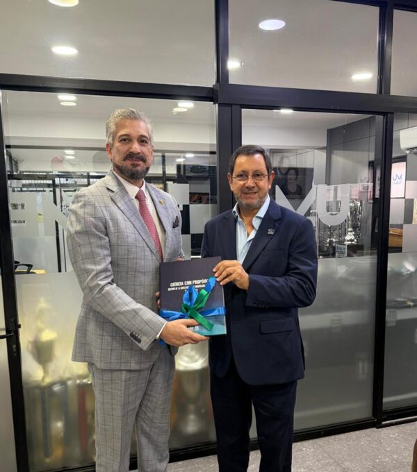 UMECIT entrega el libro Ciencia con Propósito: gestión de la investigación e innovación 2015-2025 al Magíster Luis Herrera, Secretario General del Ministerio de Educación de Panamá