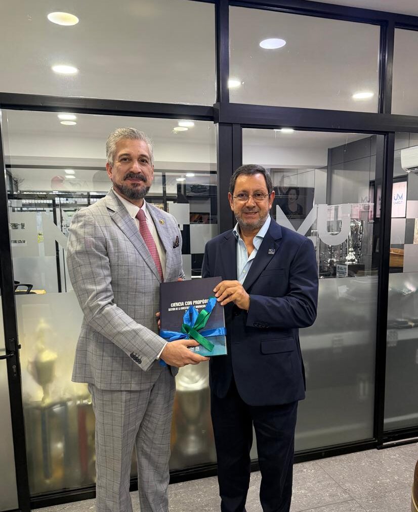 UMECIT entrega el libro Ciencia con Propósito: gestión de la investigación e innovación 2015-2025 al Magíster Luis Herrera, Secretario General del Ministerio de Educación de Panamá