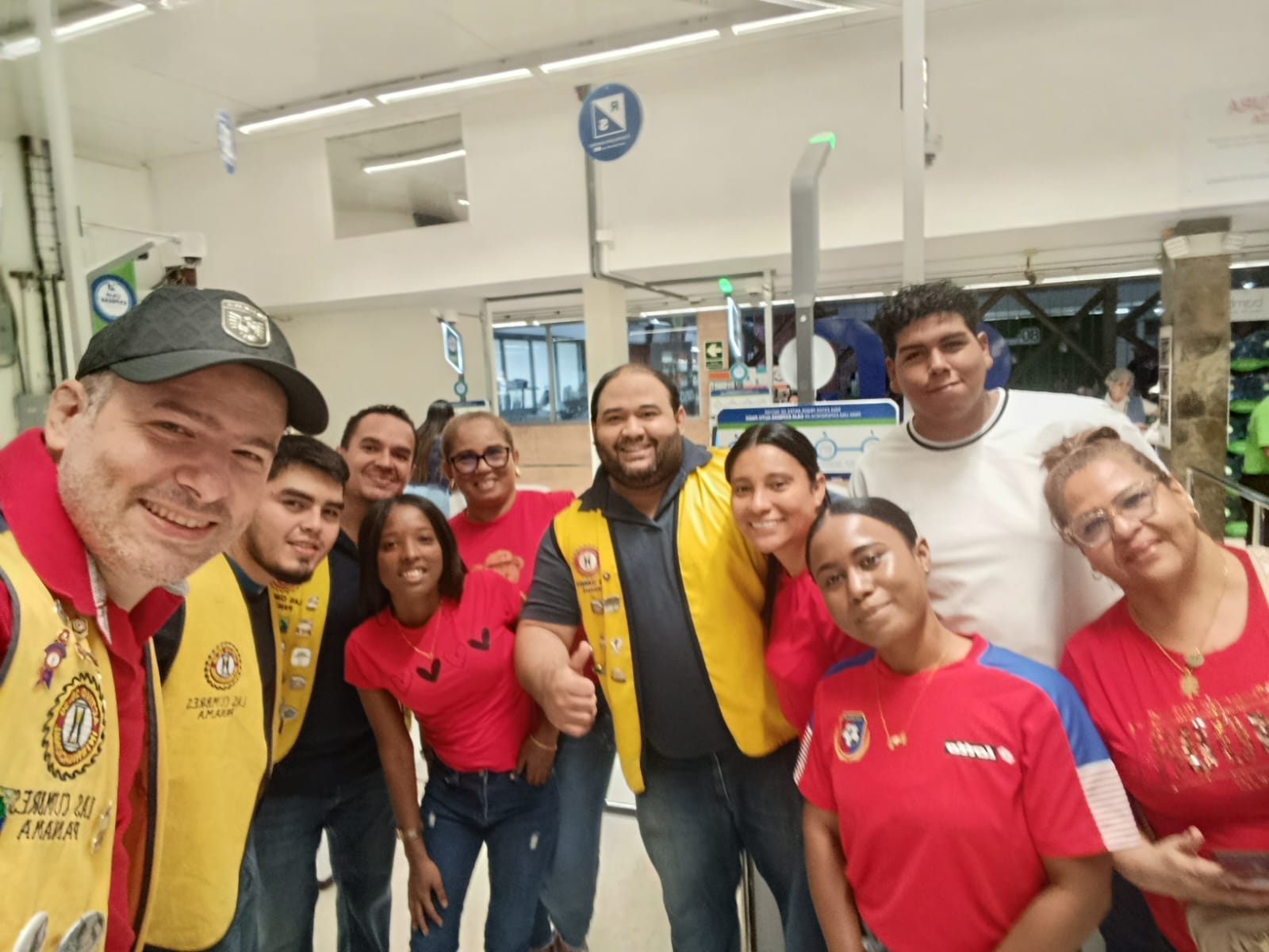 Estudiantes de Trabajo Social participan en jornada solidaria como parte de las Buenas Acciones UMECIT