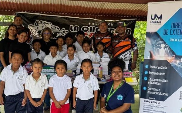 Entrega de útiles escolares en la Escuela de Bonga Arriba, Capira