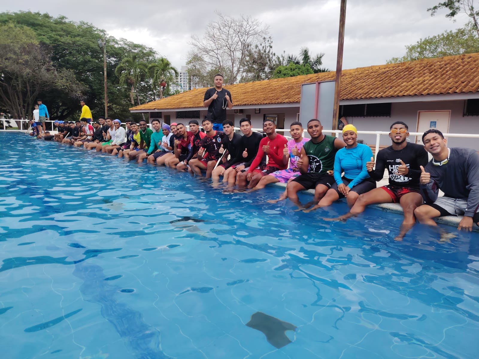 Formación en contextos reales fortalece competencias en natación de estudiantes de Educación Física