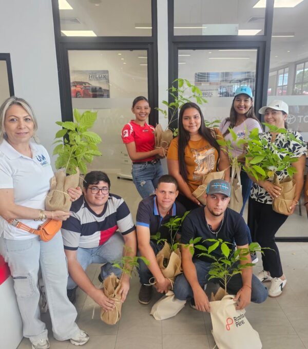 UMECIT Chitré y Empresas Ricardo Pérez se unen por el medio ambiente en jornada de reforestación