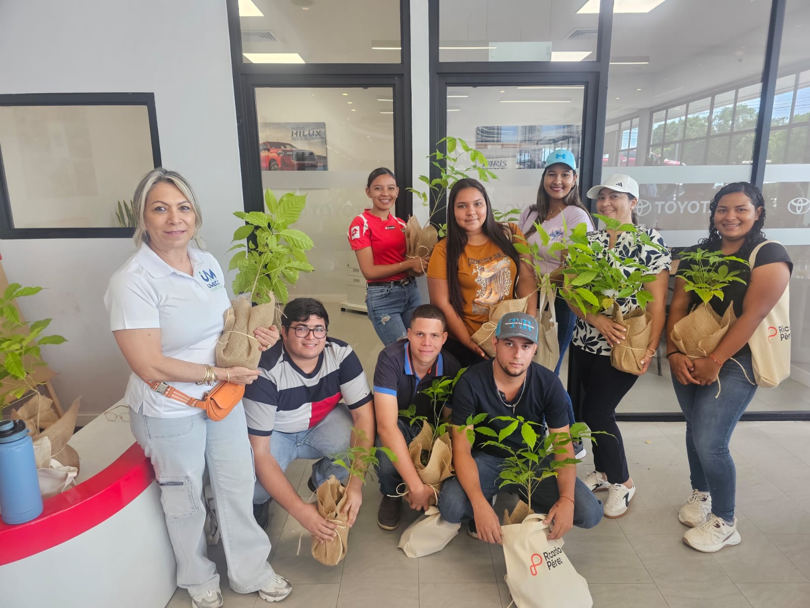 UMECIT Chitré y Empresas Ricardo Pérez se unen por el medio ambiente en jornada de reforestación