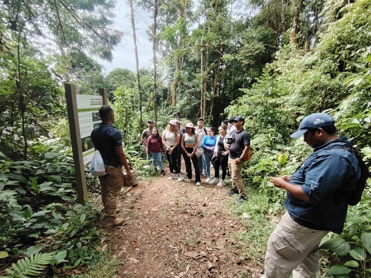 Práctica académica en Altos de Campana fortalece el aprendizaje sobre biodiversidad y conservación ambiental