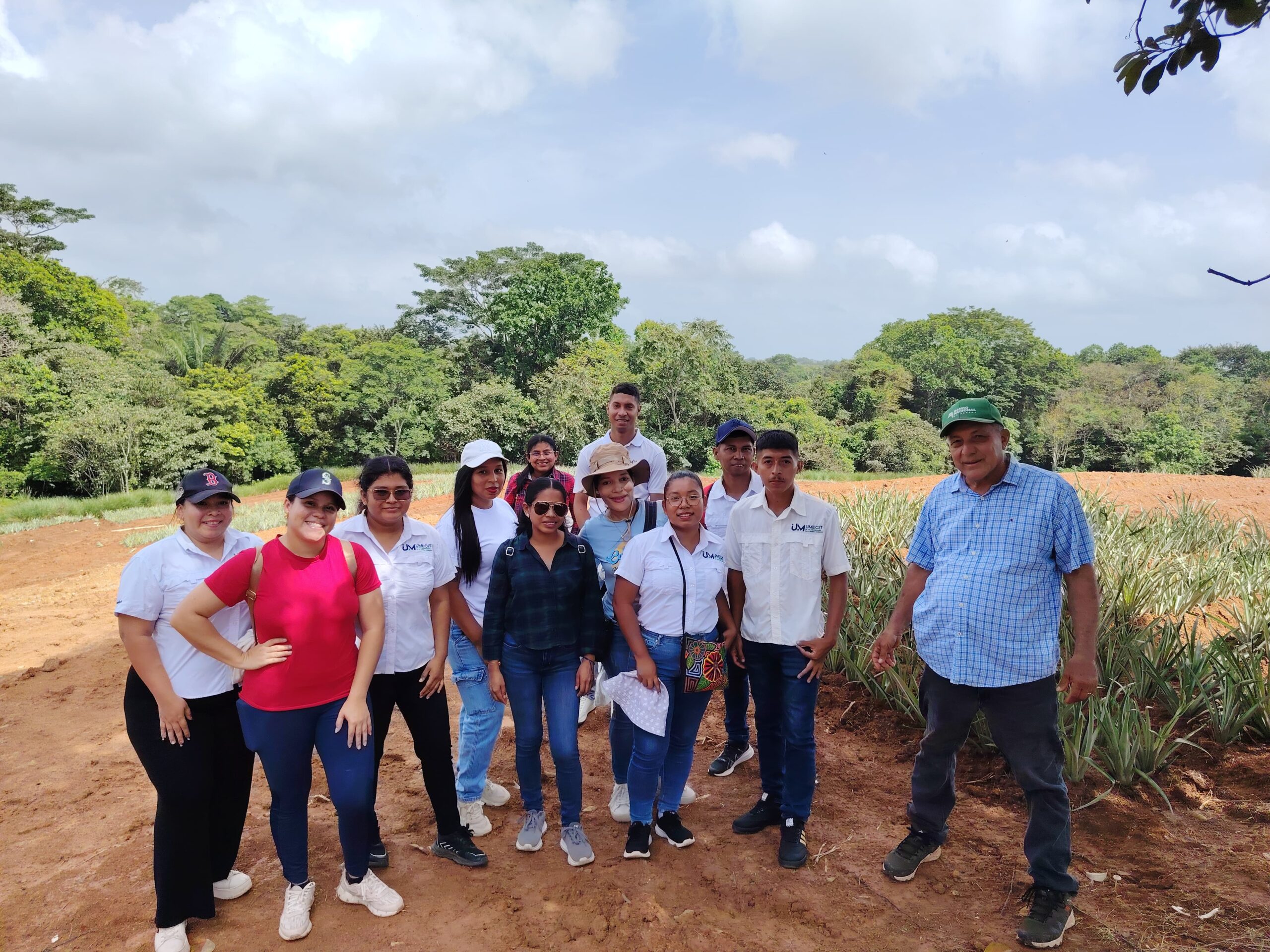 Práctica de campo fortalece la formación en gestión ambiental y producción sostenible de piña