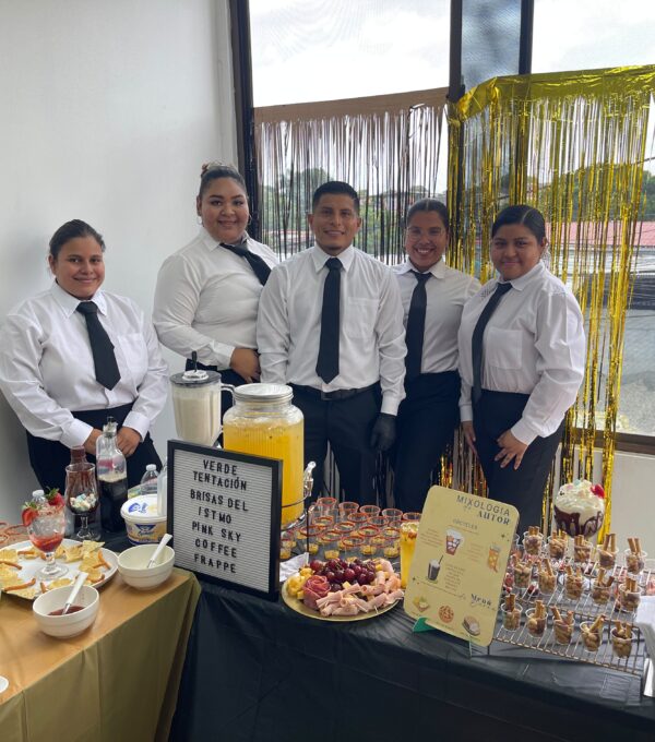 Estudiantes de Turismo Bilingüe de La Chorrera fortalecen sus competencias mediante talleres prácticos de mixología