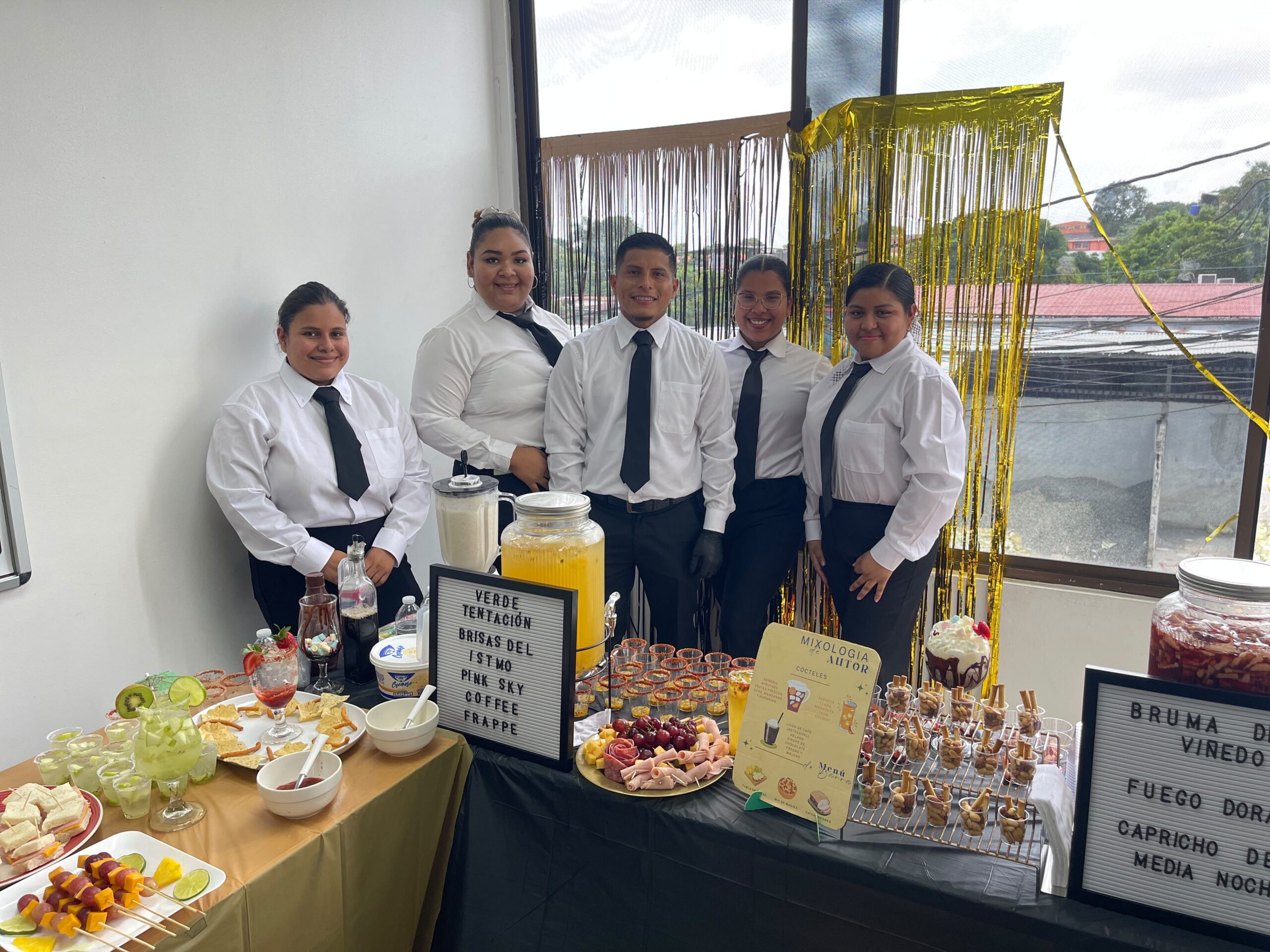 Estudiantes de Turismo Bilingüe de La Chorrera fortalecen sus competencias mediante talleres prácticos de mixología