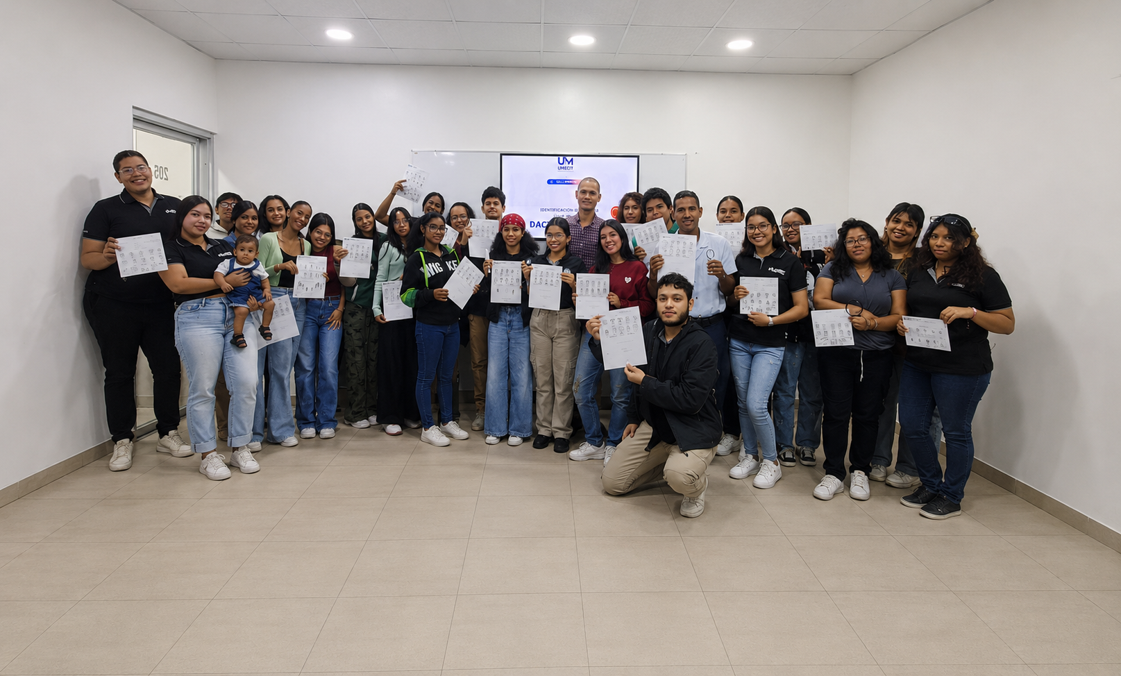 Huellas que hablan: estudiantes de UMECIT fortalecen su formación en Dactiloscopia