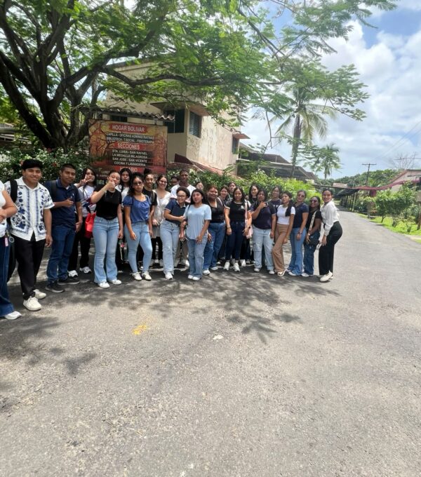 Estudiantes de Psicología fortalecen su formación con visita al Hogar Bolívar