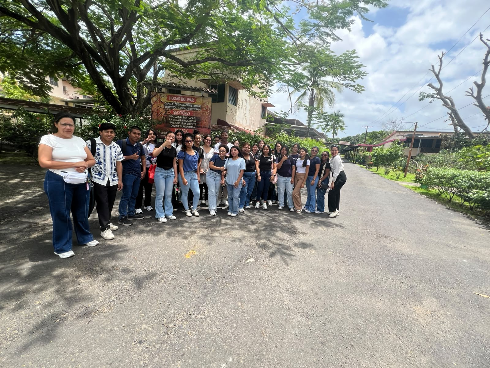 Estudiantes de Psicología fortalecen su formación con visita al Hogar Bolívar