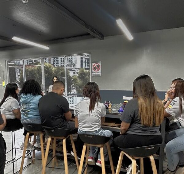 UMECIT impulsa el aprendizaje práctico con visitas académicas al Fab Lab