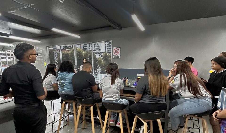 UMECIT impulsa el aprendizaje práctico con visitas académicas al Fab Lab