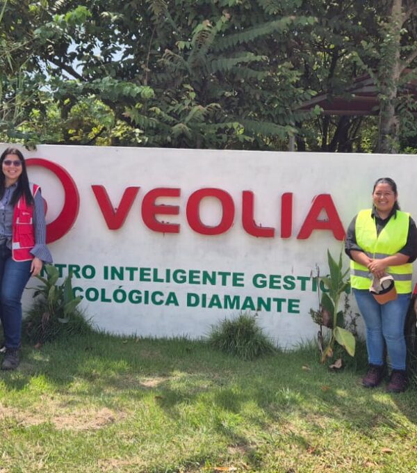 Estudiantes de UMECIT fortalecen sus conocimientos sobre gestión ambiental durante visita académica al Centro Inteligente de Gestión Ecológica El Diamante