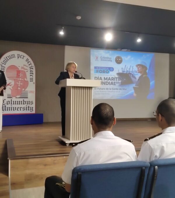 Estudiantes de UMECIT participan en foro sobre el futuro del sector marítimo