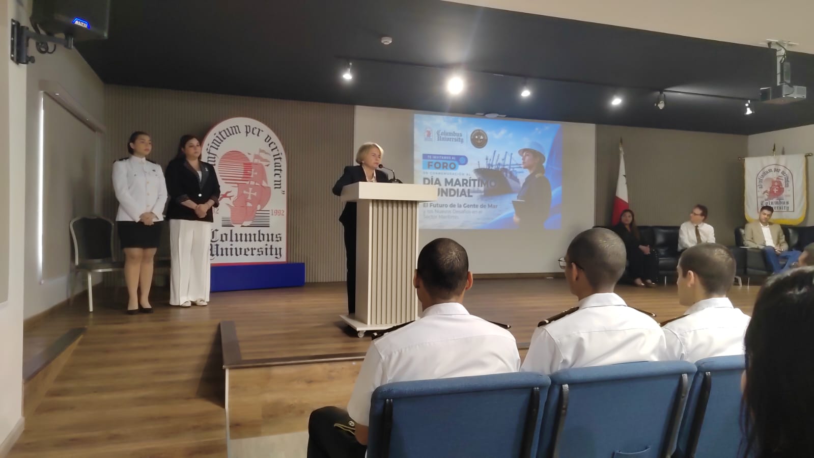 Estudiantes de UMECIT participan en foro sobre el futuro del sector marítimo