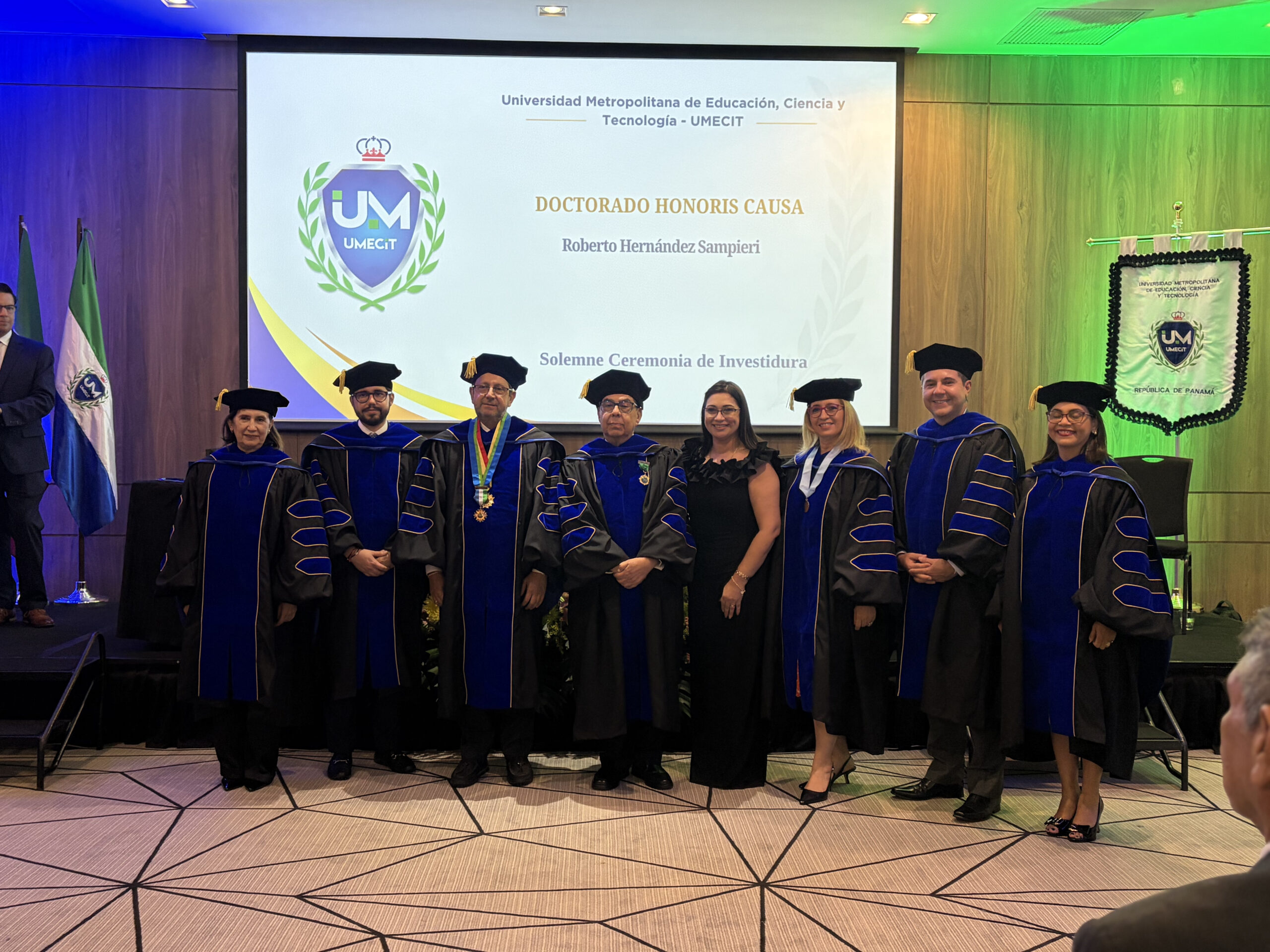 UMECIT confiere el Doctorado Honoris Causa al Dr. Roberto Hernández Sampieri durante el 2.º Congreso Internacional de Semilleros de Investigación