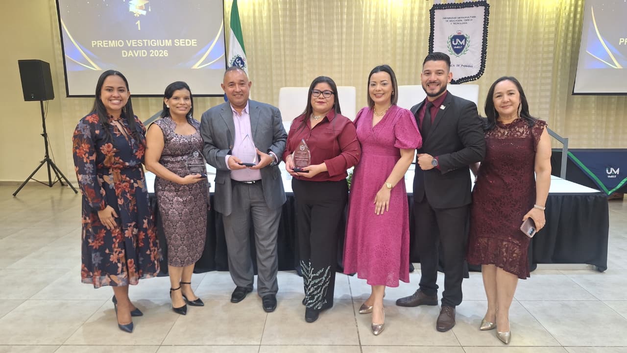 Reconocimos las huellas de los graduados en el Encuentro Bianual y Premio VESTIGIUM 2026