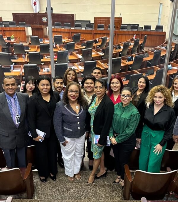 Estudiantes de Derecho y Ciencias Políticas de UMECIT fortalecen su formación con visita a la Asamblea Nacional