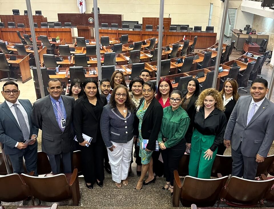 Estudiantes de Derecho y Ciencias Políticas de UMECIT fortalecen su formación con visita a la Asamblea Nacional