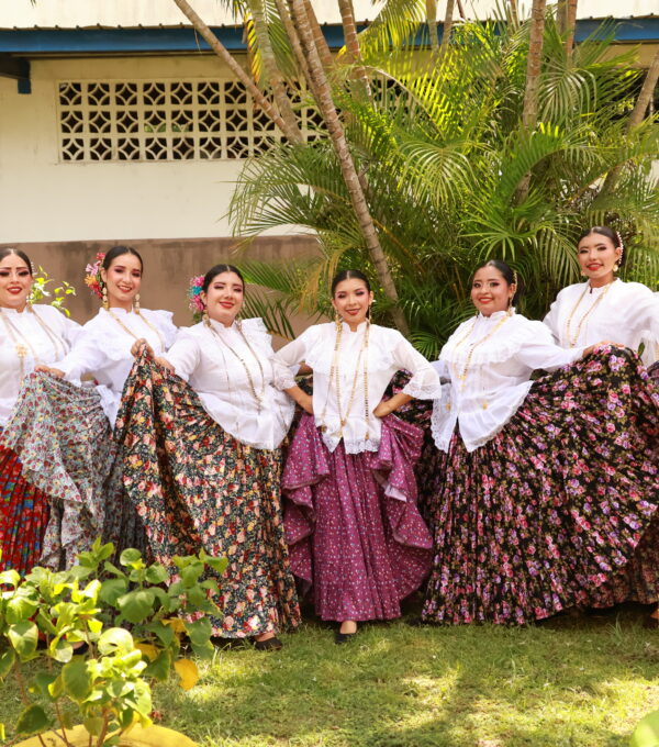 La Agrupación Folclórica Herencia y Alegría UMECIT dijo presente en el Festival “Canta y Baila” del Colegio José Antonio Remón Cantera