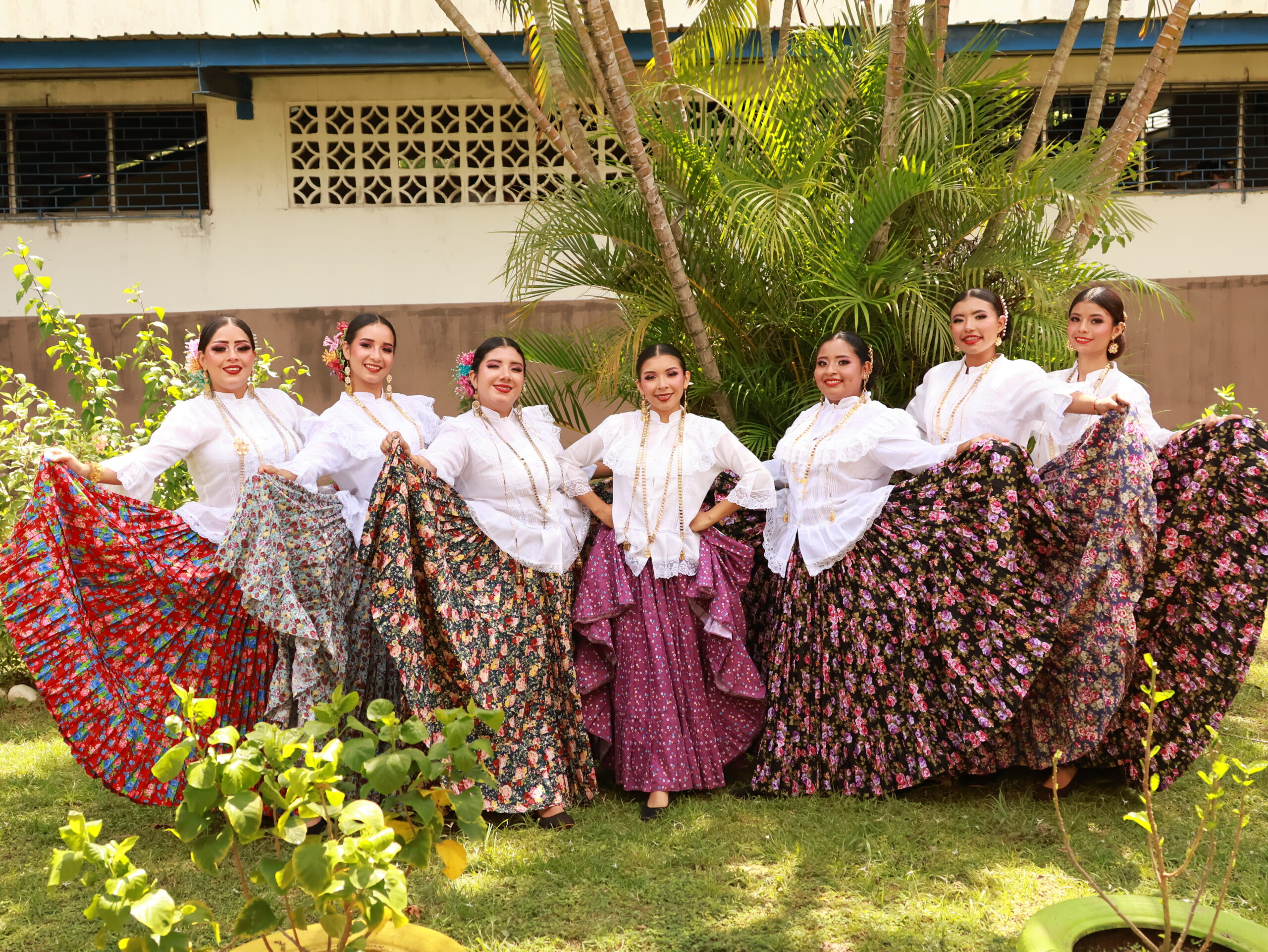 La Agrupación Folclórica Herencia y Alegría UMECIT dijo presente en el Festival “Canta y Baila” del Colegio José Antonio Remón Cantera